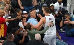 NBA: pénzbírsággal megúszta a Suns tulajdonosát lekönyöklő Jokics