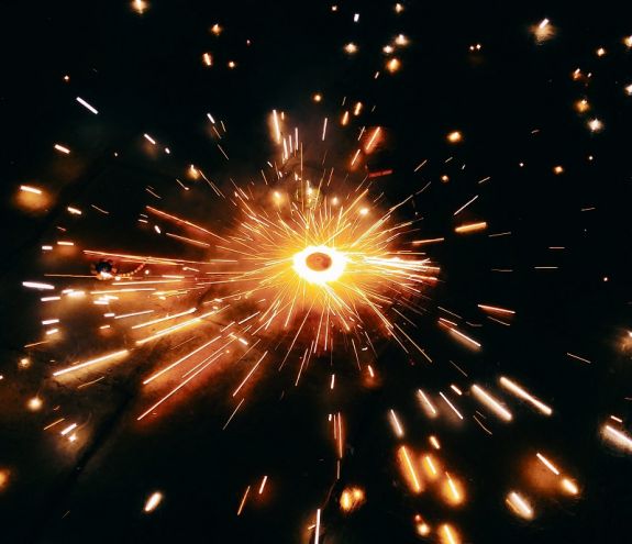 Több tízezer eurós kártérítést fizet, mert eldobott egy petárdát és részben megvakított egy nőt