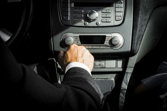 Megdöbbentek a rendőrök: soha nem volt jogosítványa a gépkocsijával balesetező 72 éves nyugdíjasnak