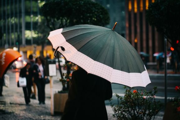 Készíthetjük a kabátot, az esőernyőt: fokozatos lehűlés, esőzés várható a következő két hétben