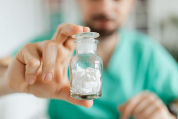 A hamisított, potenciálisan életveszélyes gyógyszerek online terjesztése miatt aggódik az EB