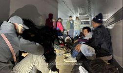 Arad: több tucat bevándorlót találtak a kamionok rakterében