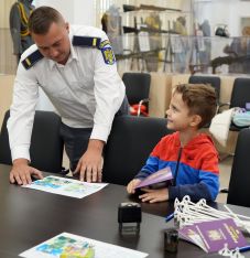 A határrendészek kötelesek ellenőrizni a kiskorúakat kísérő felnőtt büntetlenségét