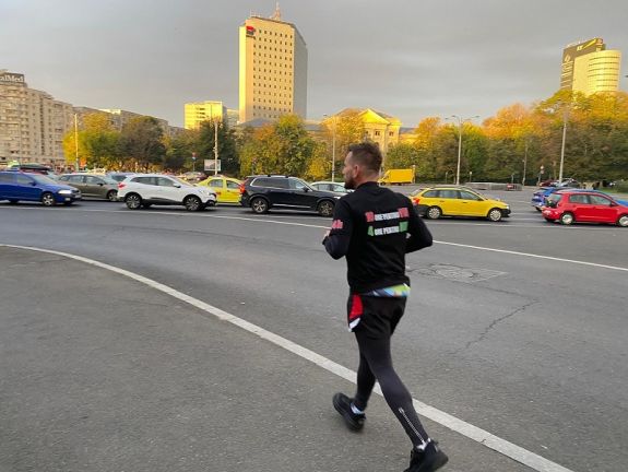 Órákon át szalad a kormányépület körül egy vállalkozó a megszorító intézkedések elleni tiltakozásképpen