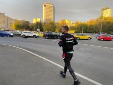 Órákon át szalad a kormányépület körül egy vállalkozó a megszorító intézkedések elleni tiltakozásképpen