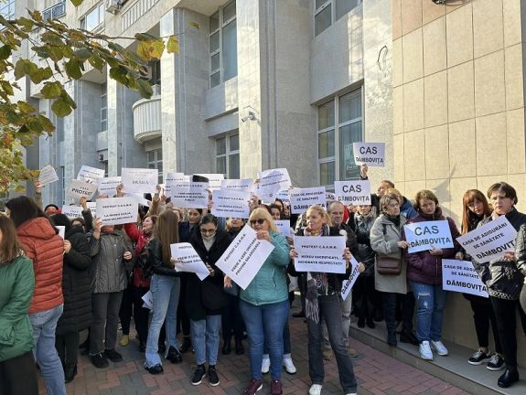 Durva: leállítják a kifizetéseket a CNAS tiltakozó alkalmazottai – a kórházi alkalmazottak nem kapják meg a bérüket