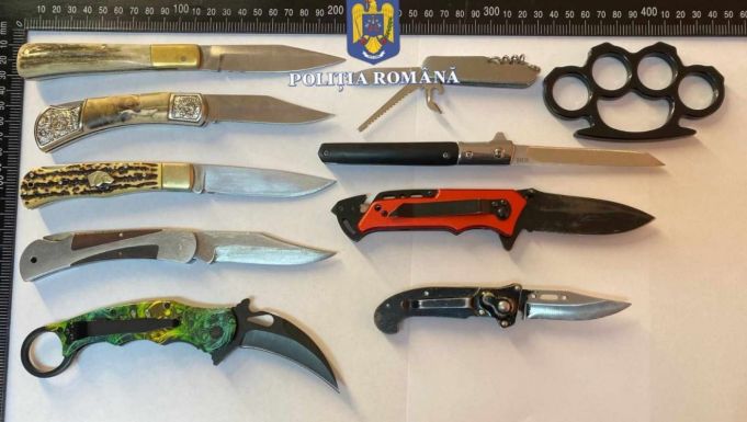 Döbbenetes: bicskákat és boxgyűrűt találtak csíkszeredai diákoknál