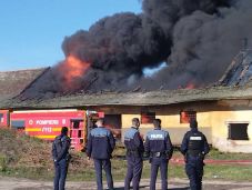 Hatalmas tűz Nagykárolyban, kigyulladt egy raktárépület