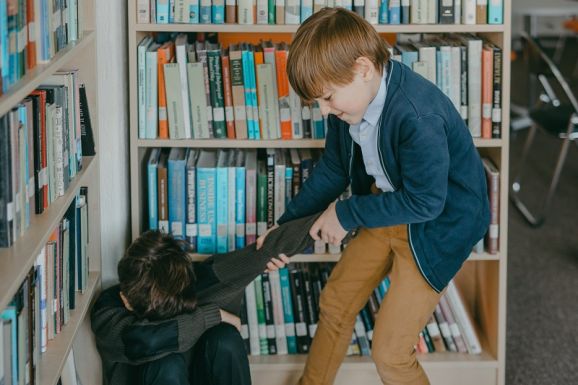Úgy megütötte osztálytársát egy harmadikos kisdiák, hogy az áldozat orvosi ellátásra szorult