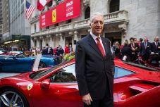 Daciával furikázik Bukarestben a Ferrari vállalat multimilliárdos társtulajdonosa