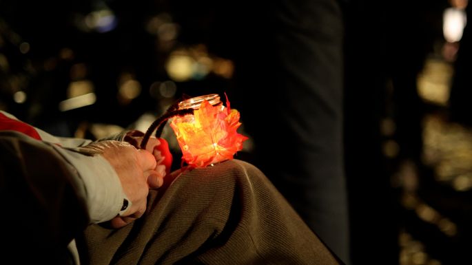 Több száz lámpás ragyogása töltötte meg a Sétateret – ilyen volt a Márton-napi fénymenet Kolozsváron