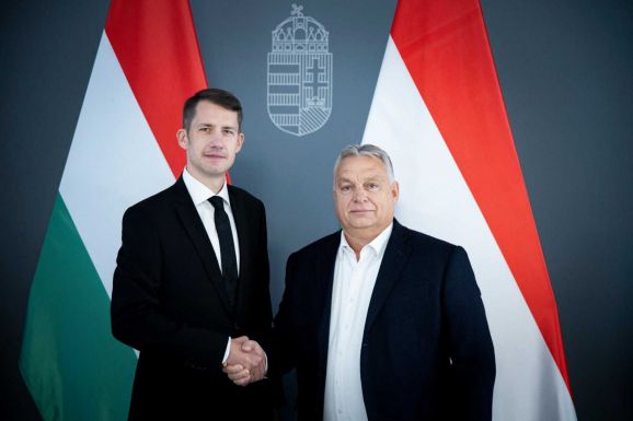 „A vezető székében, de nem az édesapáéban” – interjú Pásztor Bálinttal, a VMSZ megbízott elnökével