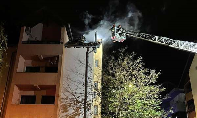 Kigyulladt egy társasház tetőtere Nagyszebenben, 15 embernek kellett kimenekülnie