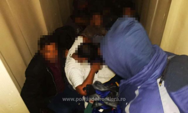 Hűtőszekrények helyett ötvennél több potyautast találtak a nyergesvontató rakterében