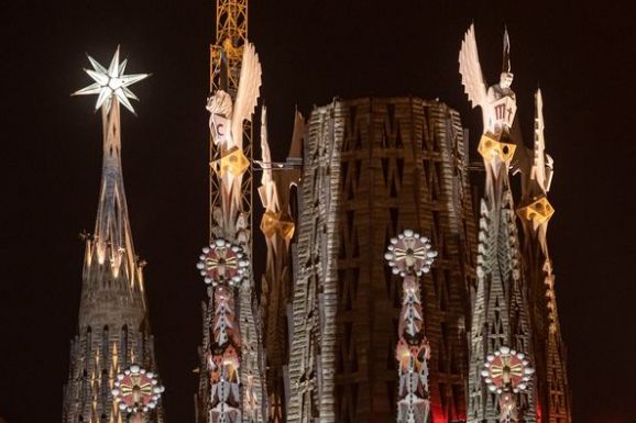 Először világították ki a Sagrada Familia evangélistákról elnevezett új tornyait
