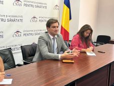 A képviselőház szavaz az egészségbiztosítási pénztár alkalmazottainak béremeléséről 