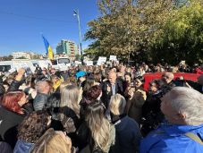 Lemondták a tüntetést az egészségbiztosító alkalmazottai, miután szavazott a parlament a béremelésükről