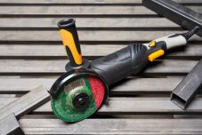 Sarokcsiszolóval vágta fel az ereit egy férfi, miután rákot diagnosztizált magánál