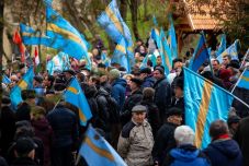 Hisztéria a Szenátusban: Șoșoacă agresszíven kitámadta a székely zászlót, Tánczos megvédte