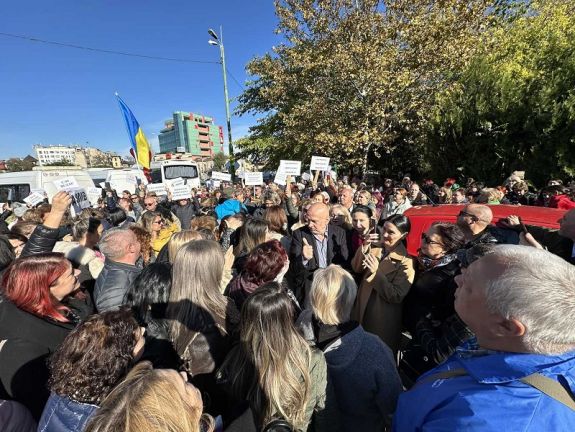 Az egészségbiztosító alkalmazottainak sikerén felbuzdulva béremelést követel a közegészségügy is