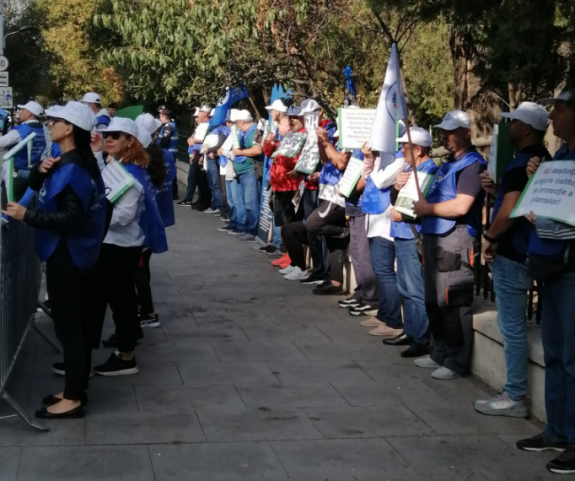 Tiltakozó akciókat terveznek a közigazgatási szakszervezetek