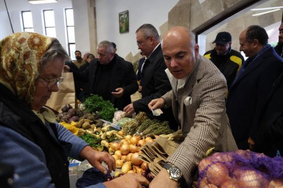 Egymásnak estek a kormánykoalíció politikusai: röpköd a „fajankó” és a „cimborakapitalizmus”