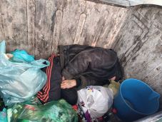 Szemeteskukába költözött egy sepsiszentgyörgyi hajléktalan