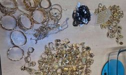 Kincs a motortérben – több mint 5 kiló arany ékszert találtak egy autóbuszban