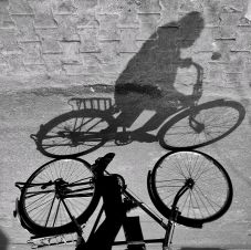 Meghalt egy kerékpáros, mert egy figyelmetlen sofőr szembenyitotta vele a gépkocsi ajtóját