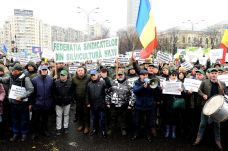 Több ezren vonulnak a kormány elé – a nyugdíjtörvény és az adóintézkedések ellen tiltakoznak