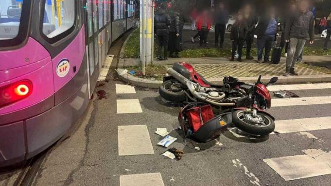 Villamossal ütközött egy motoros Kolozsváron, a fiatalember súlyosan megsérült
