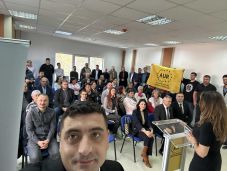 Minden pártból „halászik