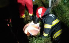 Ötven centis csőbe szorult egy nő a Szatmár megyei Vetésen