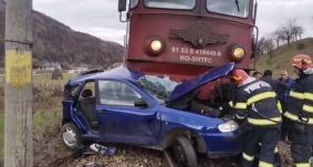 Szörnyethalt a sofőr, aki vonat elé hajtott autójával