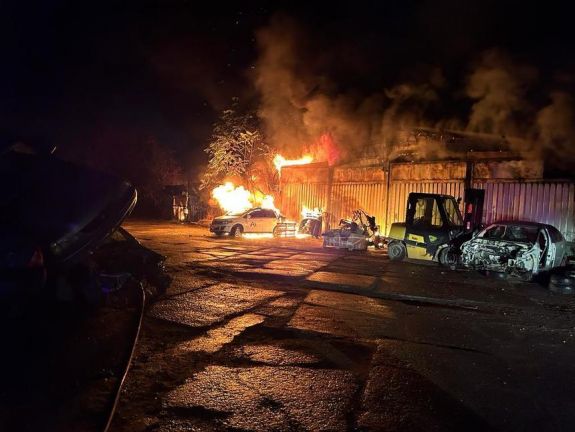 Hatalmas tűz pusztított három raktárépületben