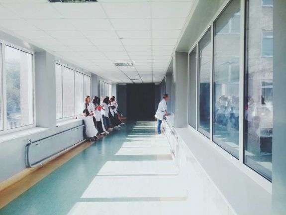 A rezidensi helyekre vizsgáznak vasárnap – Több mint tízezren jelentkeztek