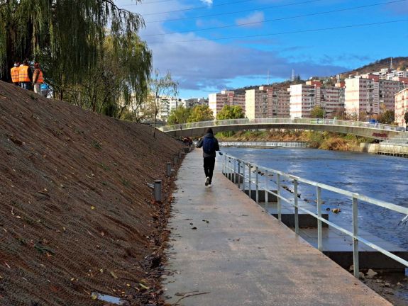 „A kék-zöld projekt sokkal szürkébb lett” – hamarosan befejeződik a Szamos-part felújítása, ám sokaknak nem tetszik a végeredmény