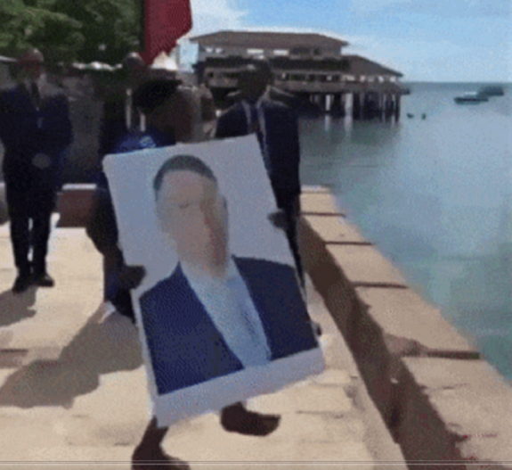 Bizarr szertartás Tanzániában – a Iohannis házaspár hatalmas képeivel ugranak vízbe a helyiek (VIDEÓ)