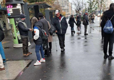 Találékonyság: egy férfi olcsóbban adta a buszjegyeket, sokan sorban álltak előtte