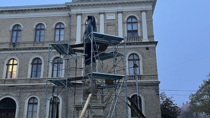 Kolozsvár: visszakerült méltó helyére a Mária-oszlop, egyelőre nem lehet megcsodálni