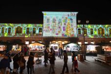 Kreatív angyalvárás Sepsiszentgyörgyön: gyerekrajzokkal festik át a Tamási Áron színház épületét