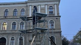 Kolozsvár: visszakerült méltó helyére a Mária-oszlop, egyelőre nem lehet megcsodálni