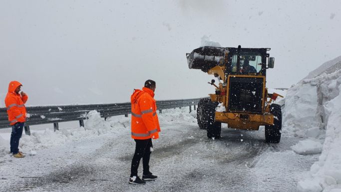 Téli útviszonyok a Transzalpinán, takarítják az utat