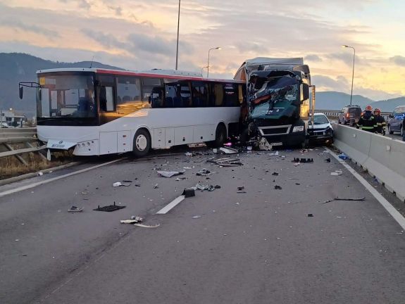 Súlyos baleset Brassóban: egy busz, egy teherautó és egy személygépkocsi ütközött
