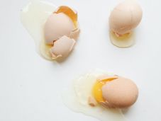 Hajmeresztő szórakozás: tojással dobálták a gépkocsikat