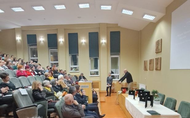 „A jó pedagógus nem leckéjével okít, hanem példájával nevel” – Pedagógusokat díjaztak Csíkszeredában