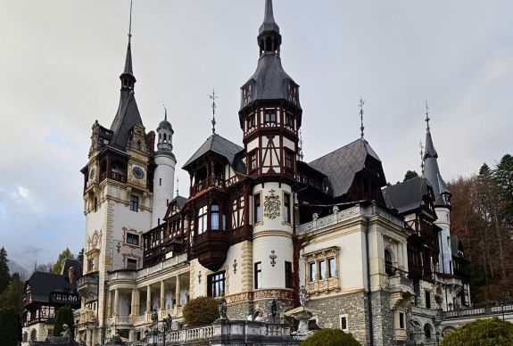 A Peleș-kastéllyal és a transzfogarasi úttal népszerűsítik Romániát Varsóban