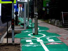 Villanypóznák a bicikliút közepén