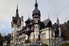 A Peleș-kastéllyal és a transzfogarasi úttal népszerűsítik Romániát Varsóban