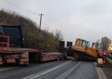 Szörnyű baleset – egy fiatal nő halálát okozta a vontatóról lezuhant markológép